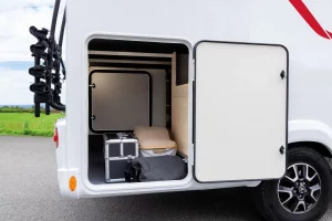 innenaufnahme-tourer-alkoven-a690g-garage