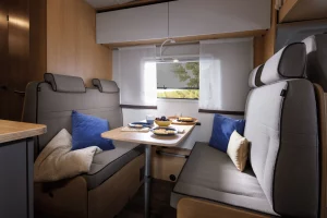 innenaufnahme-tourer-alkoven-a690g-sitzgruppe